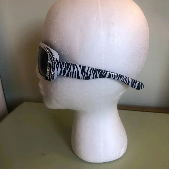 𝅺Vintage 80’s - 90’s zebra print white sunglasses - Picture 4 of 11